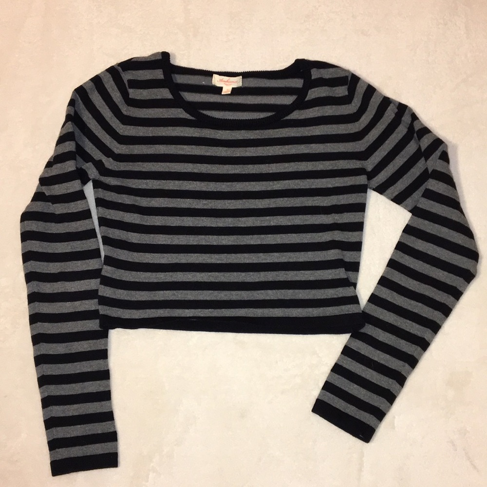 Long Sleeve Crop Top .